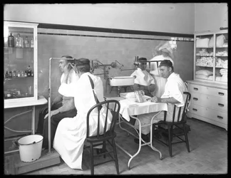 Två patienter undersöks i huvudsjukhusets undersökningsrum, Seton Hospital, Spuyten Duyvil, Bronx, 30 oktober 1914