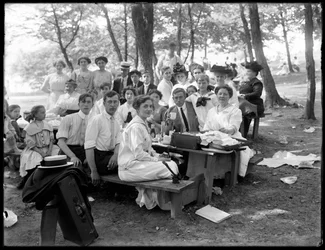 Oidentifierat informellt gruppporträtt vid en picknick, c.1910