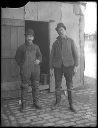 Oidentifierade avloppsarbetare poserar ovan jord, New York, ca 1911