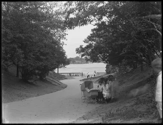 Utsikt över körfält som leder till vatten, 86th Street Park lane till East River, New York City, 31 juli 1914
