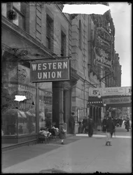 Western Unions kontorsskylt vid W. 125th Street och St. Nicholas Avenue, New York City, 28 april 1916.