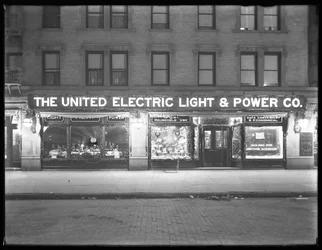 Vid vy av United Electric Light und Power Companys fönsterutställning på W. 138th Street och Hamilton Place, New York City, 17 december 1914
