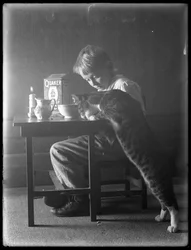 William Gray Hassler och katten Reddy, äter kväkarpuffade risflingor, ca 1912