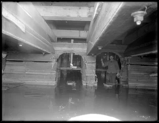 Arbetare inne i W. 129th Street sewer, New York, ca 1911