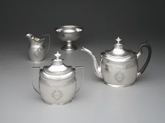 Tekanna, gräddkanna, avfallsskål och sockerskål, ca 1795 (silver och lövträ)