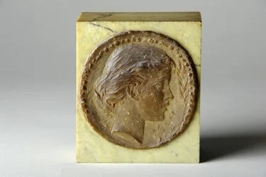 Medaljongporträtt av Agatha Thornycroft, ca 1900 (vax)