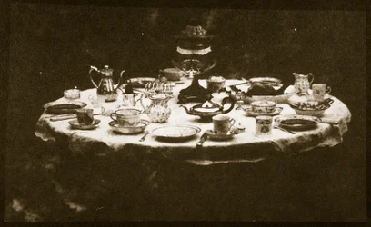 Ett elegant dukat bord, ca 1841 (saltpapperstryck från kalotypnegativ)