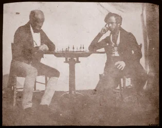 Nicolaas Henneman överväger sitt drag i ett parti schack, september 1841 (saltpapperstryck från kalotypnegativ)