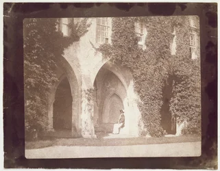 Reverend Calvert Jones sittande i klostergångarna i Laycock Abbey, ca 1847