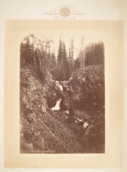 Arched Falls foten av Mt. Blackmore M.T.