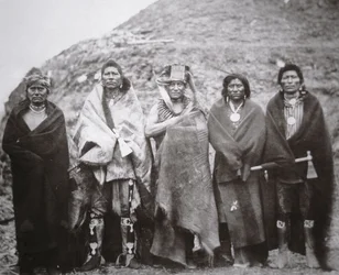 Pawnee-människor framför en jordloge, ca 1869 (s/v-foto)