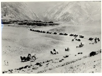 Pionjärer som hämtar invandrare från tågstationen och leder dem till mormonernas Salt Lake City.