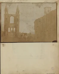 Östra gaveln och södra gången i St. Andrews Cathedral med St. Regulus Tower, från nordväst.