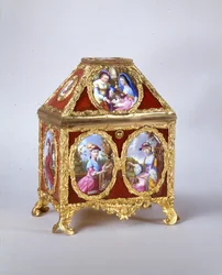 George III kista innehållande en kantklocka på samma sätt som James Cox, ca 1770 (förgylld metall, emalj & verre-eglomise) (se även 741846)