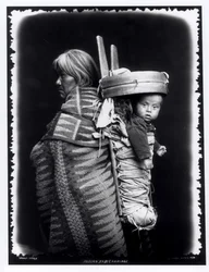 Navajo-kvinna som bär en papoose på ryggen, ca 1914 (bw-foto)