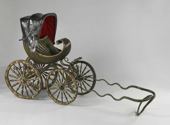 En målad och förgylld barnvagn (blandteknik)