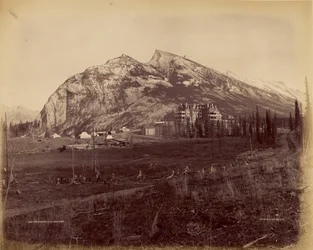 Twin Peaks och C.P.R. Hotel, Banff