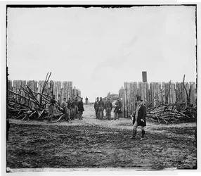 Bakre ingången till Fort Corcoran på toppen av Arlington Heights, Virginia, vinter ca 1862