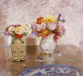 Två vaser med blommor och en blå tallrik