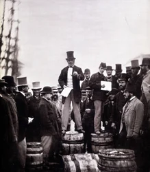 Scen för politisk diskurs på gatan: mannen står på en tunna och talar till en uteslutande manlig skara. Fotografi av William Notman (1826-1891), Musee McCord Museum, Montreal. Slutet av 1800-talet