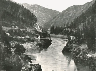 Klippiga bergen: Fraser Canyon och Cariboo Road Bridge, nära Spuzzum, Kanada, 1895.