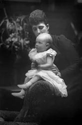 Prinsessan Louise 1867-1931 med sin dotter prinsessan Alexandra 1891-1959, 1893.