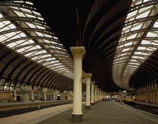 Utsikt över Yorks centralstation designad av arkitekterna William Peachy och Thomas Prosser (1800-talet). 1870-1877 England