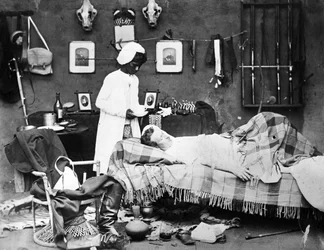 Pojke kommer med tidigt morgonte till sin herre, Indien, ca 1870-talet