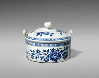 Smörbalja, ca. 1770-1783 (softpaste porslin med transfertryck)