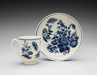 Kaffekopp och fat, ca. 1770-1783 (softpaste porslin med transfertryck)