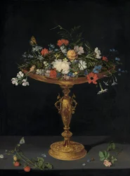 Blommor i en tazza på en avsats