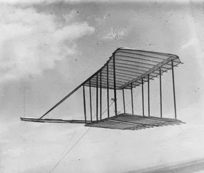 Vy över segelflygplan som flyger som en drake, 1900