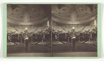 Utan titel [auditorium dekorerat med amerikanska flaggor], sent 1800-tal.