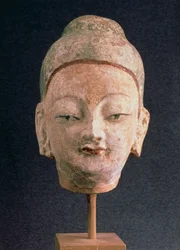 Huvud av en staty av Buddha, från Bezeklik, 900-1000-talet (målad lera)