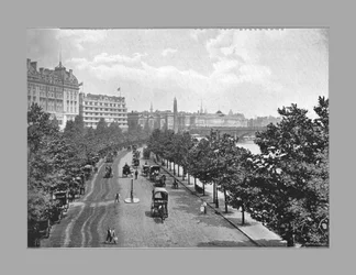 The Thames Embankment, från Charing Cross Station, London, c1900