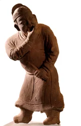 Kinesisk konst: statyett av terrakotta som föreställer en "visslar"-skådespelare. Från Tsiao Tsouo, Honan. Yuan-dynastin (1271-1368 e.Kr.).