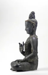 Bodhisattva i nepalesisk-kinesisk stil (lack, tyg, spår av blå, guld och grön färg och bladguld)