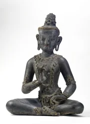 Bodhisattva i nepalesisk-kinesisk stil (lack, tyg, spår av blå, guld och grön färg och bladguld)