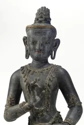 Bodhisattva i nepalesisk-kinesisk stil (lack, tyg, spår av blå, guld och grön färg och bladguld)
