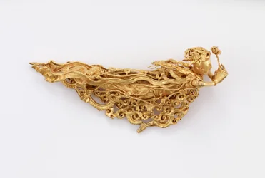 En av ett par Apsaraser, buddhistiska himmelska varelser (guld)