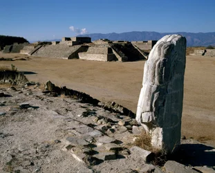 Utsikt över monument I, H, G