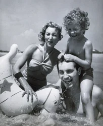 Lycklig familj vid havet