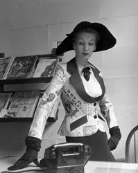 Skyltdocka iförd jacka med tidningstryck