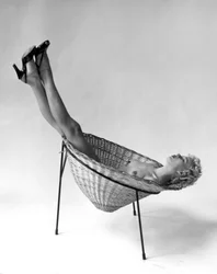 Naken liggande i korgstol", 3 maj 1955
