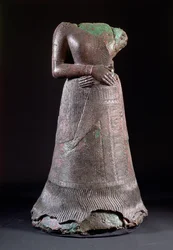 00332 Staty av drottning Napirasu, hustru till Untash-Napirisha, en elamitisk kung från 1100-talet f.Kr., funnen i Susa, Iran, ca 1250 f.Kr.