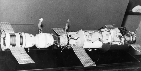 En modell av Soyuz 11 dockad med rymdstationen Salyut 1