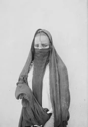 A Veiled Woman, Kairo, ca 1910 (s/v foto)