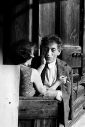 Alberto Giacometti i sin hemverkstad, med sin fru Annette Arm (s/v foto