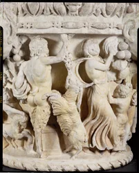 Ristade spaltkapitäl föreställande Pan retas en uppfödande get med en klase vindruvor och en maenad som slår tid med en tamburin, italiensk, från Rom, c.180-220 (marmor, pentelisk grekisk eller italiensk Carrera) (detalj av 83318, se även 83317 och 83320-2