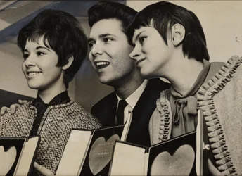 "Cliff Richard (född 1940), Rita Tushingham (född 1942) och Helen Shapiro (född 1946)"